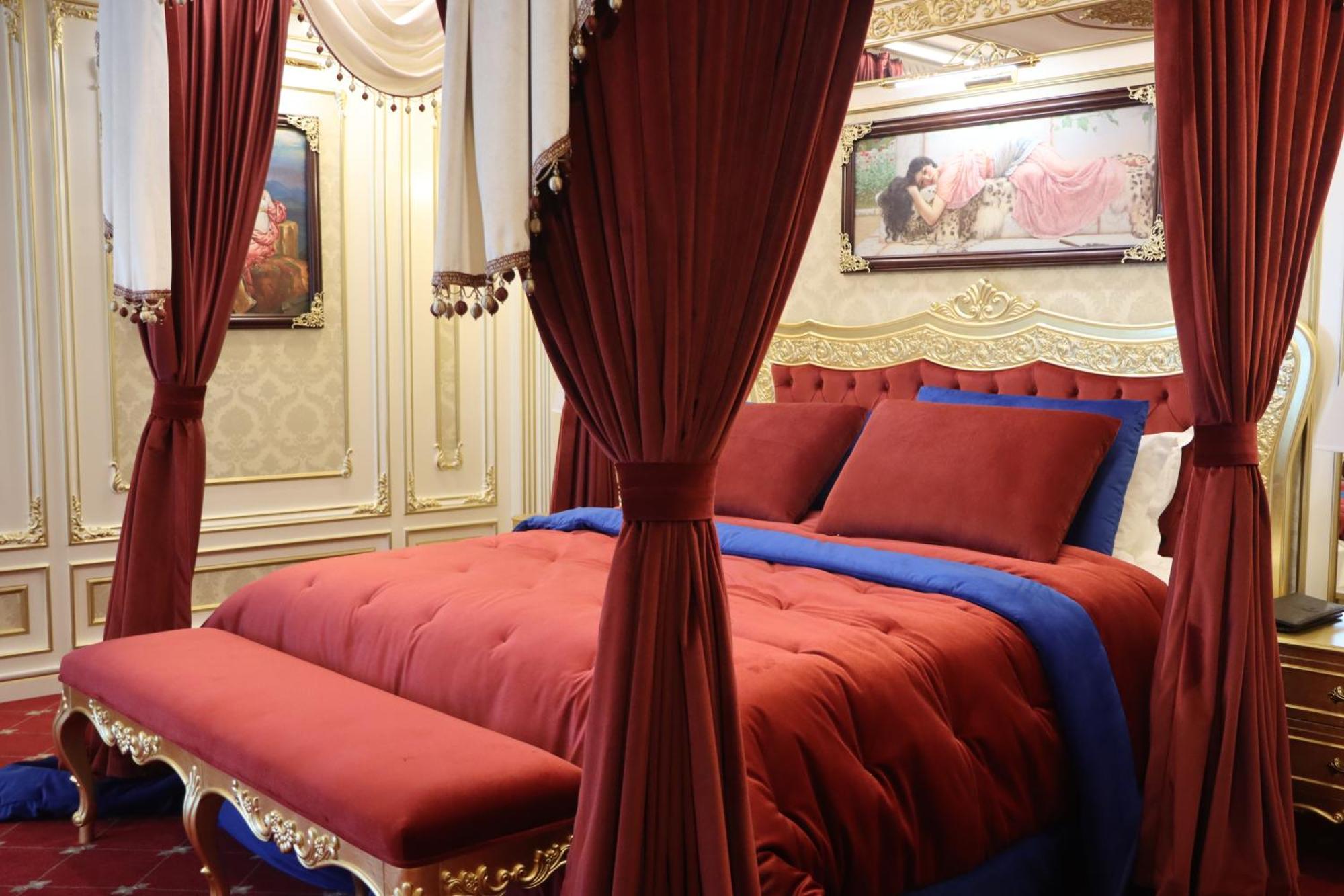 Cristal Erbil Hotel Exterior photo A bed with curtains