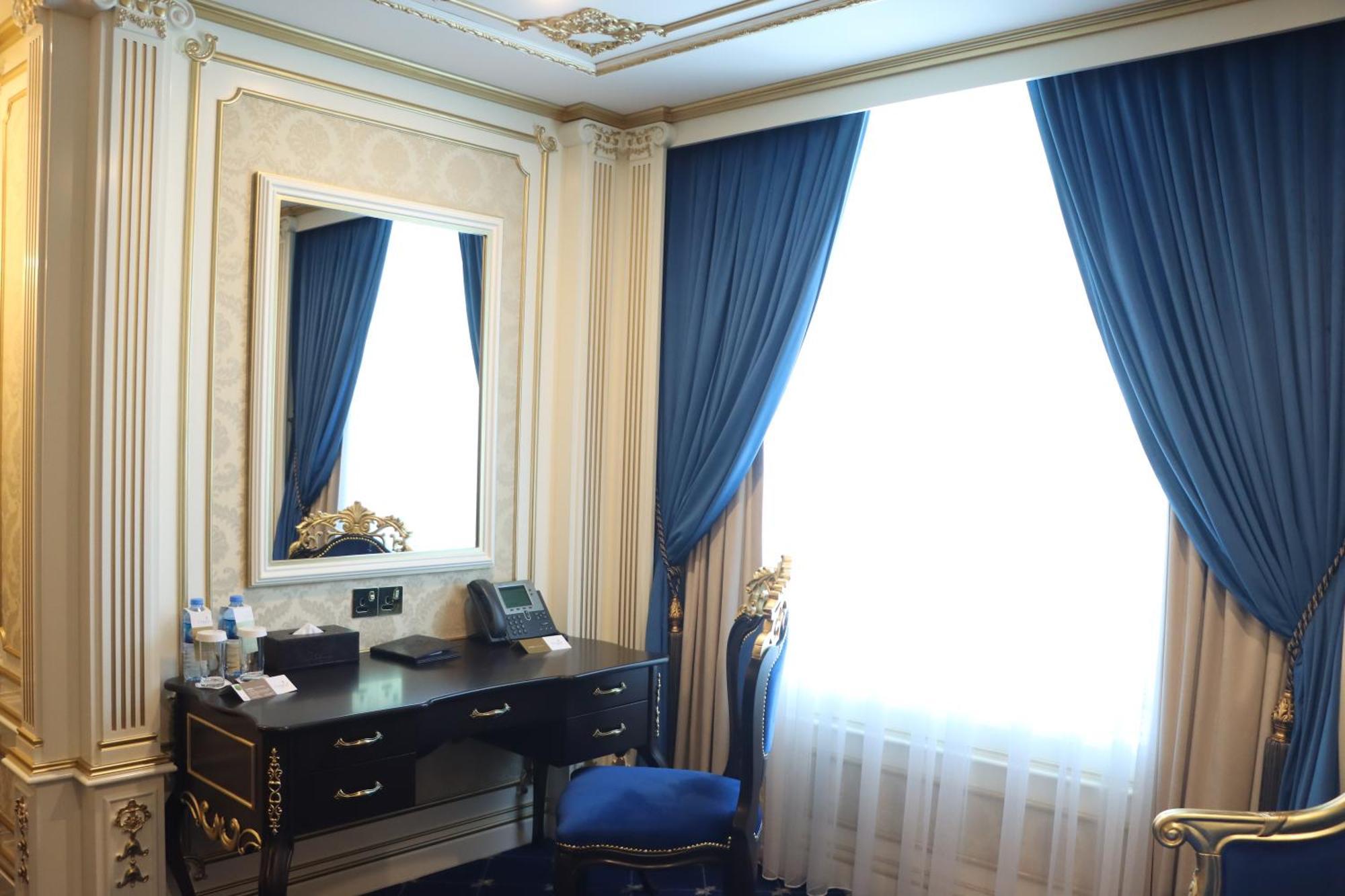 Cristal Erbil Hotel Exterior photo A room in the hotel