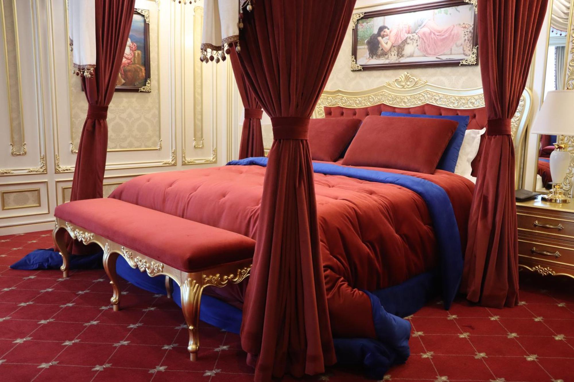 Cristal Erbil Hotel Exterior photo A bed with curtains