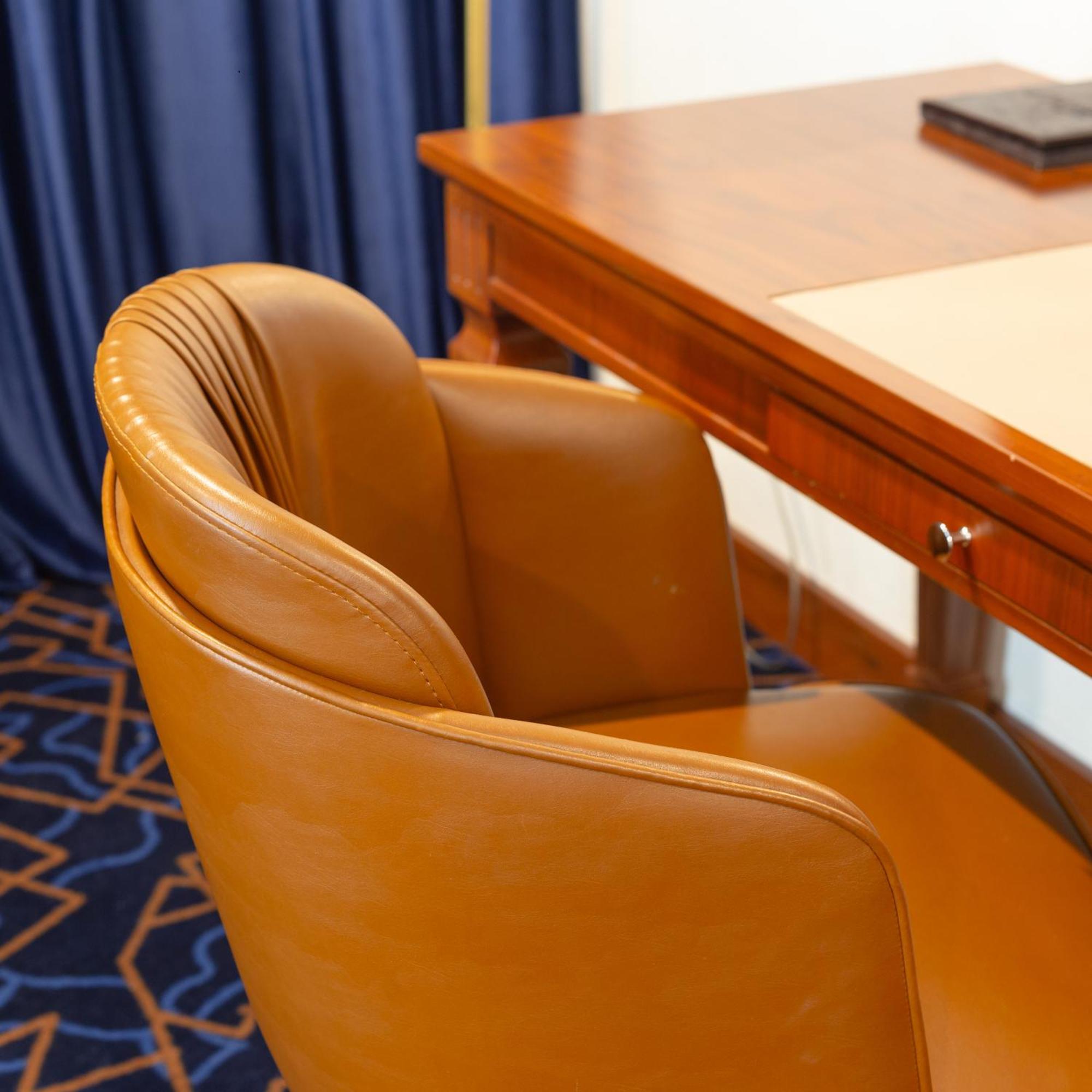 Cristal Erbil Hotel Exterior photo A leather chair