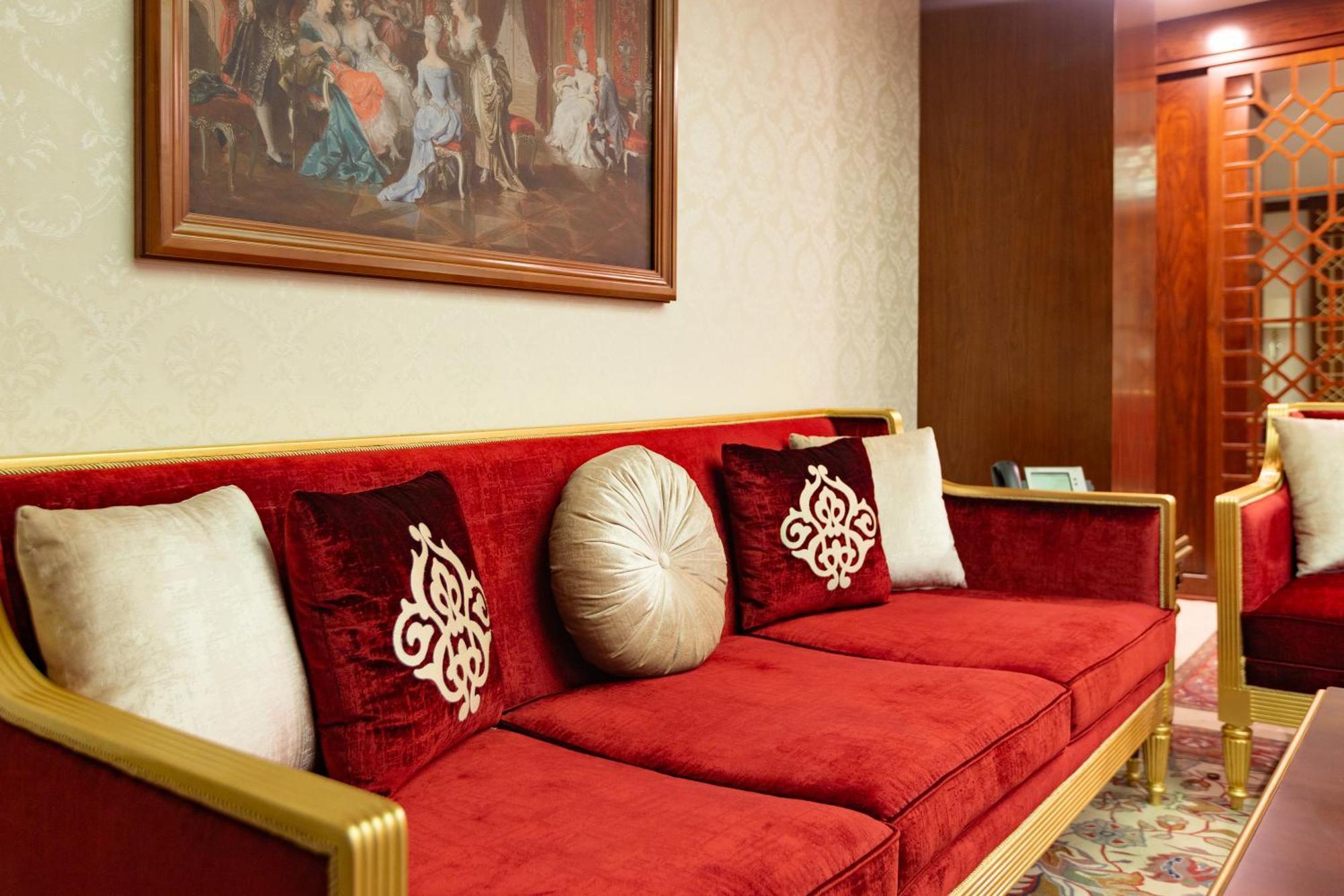 Cristal Erbil Hotel Exterior photo A sofa